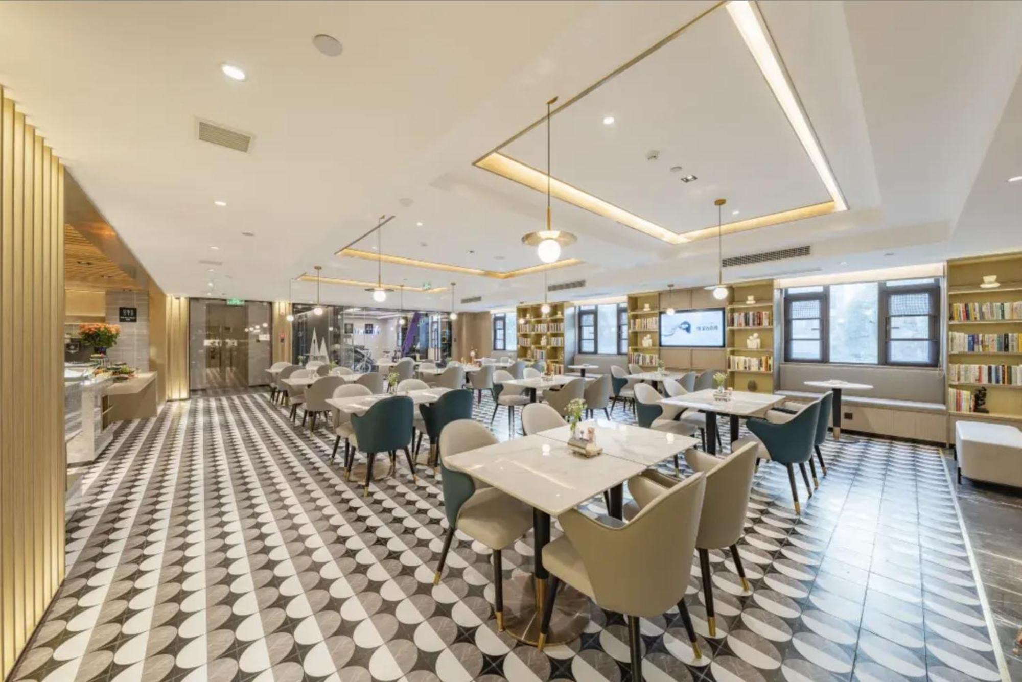 Hotel Atour Pudong Airport Chuansha Station 4*