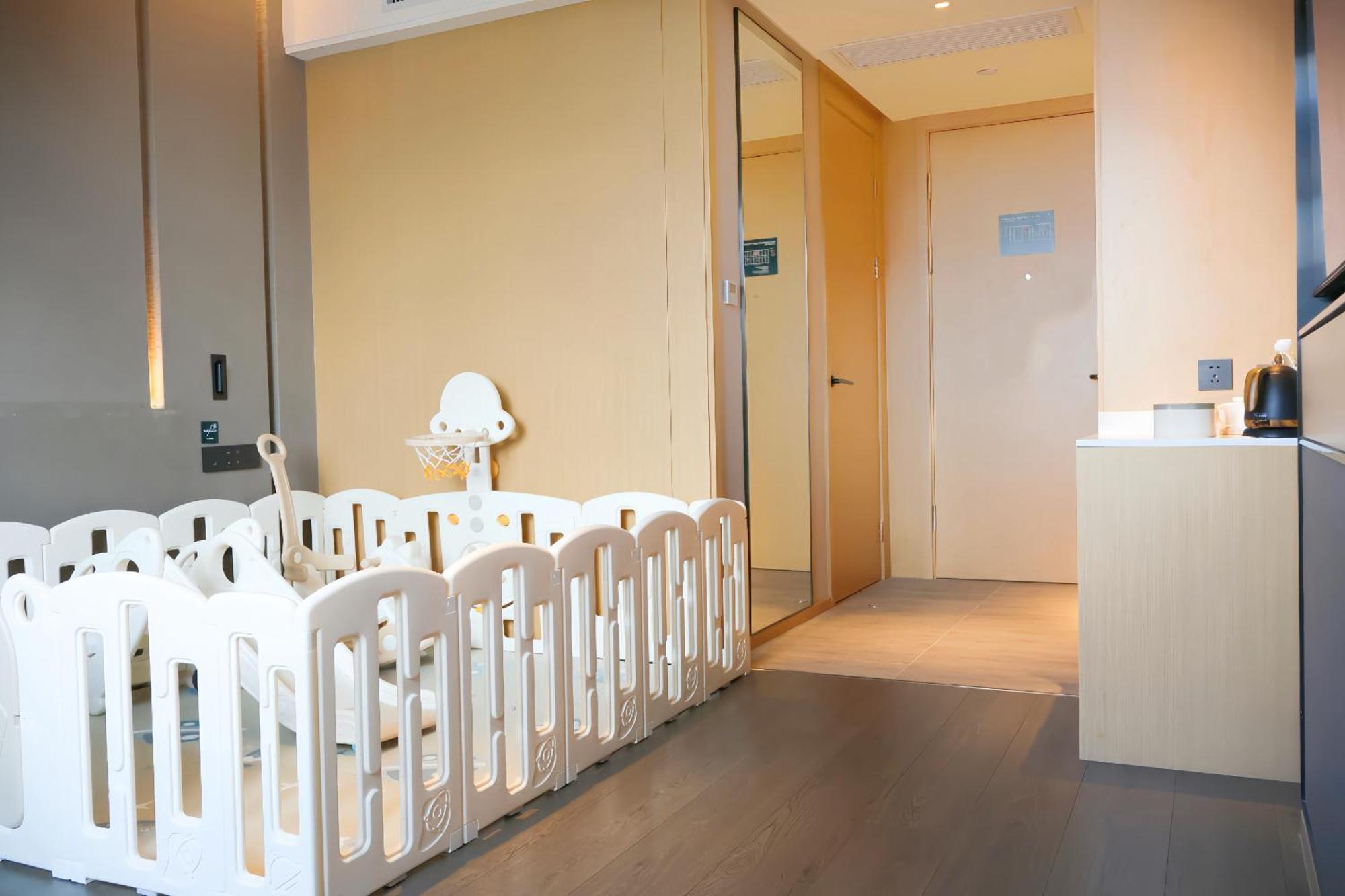 Atour Pudong Airport Chuansha Station Hotel 4*